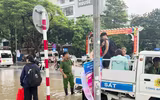 Hỗ trợ nhân dân di chuyển qua nơi ngập úng 