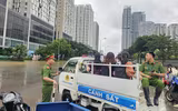 Hỗ trợ nhân dân di chuyển qua nơi ngập úng 