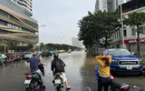 Hỗ trợ nhân dân di chuyển qua nơi ngập úng 