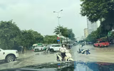 Hỗ trợ nhân dân di chuyển qua nơi ngập úng 