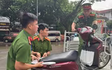Hỗ trợ nhân dân di chuyển qua nơi ngập úng 