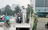 Hỗ trợ nhân dân di chuyển qua nơi ngập úng 