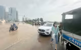 Hỗ trợ nhân dân di chuyển qua nơi ngập úng 