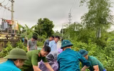 Công an các xã ven sông đắp bao cát ngăn nước tràn vào nhà dân