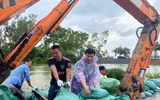 Công an các xã ven sông đắp bao cát ngăn nước tràn vào nhà dân