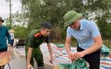 Công an các xã ven sông đắp bao cát ngăn nước tràn vào nhà dân