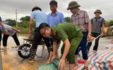Công an các xã ven sông đắp bao cát ngăn nước tràn vào nhà dân