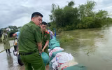 Công an các xã ven sông đắp bao cát ngăn nước tràn vào nhà dân