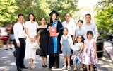 Hoa hậu Đỗ Thị Hà khoe bằng tốt nghiệp Đại học