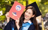 Hoa hậu Đỗ Thị Hà khoe bằng tốt nghiệp Đại học