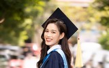 Hoa hậu Đỗ Thị Hà khoe bằng tốt nghiệp Đại học