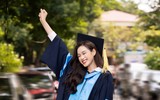 Hoa hậu Đỗ Thị Hà khoe bằng tốt nghiệp Đại học