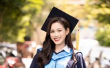 Hoa hậu Đỗ Thị Hà khoe bằng tốt nghiệp Đại học