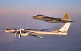 [ẢNH] ‘Chim ăn thịt’ F-22 Mỹ lao lên chặn ‘gấu bay’ Tu-95MS Nga