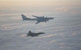[ẢNH] ‘Chim ăn thịt’ F-22 Mỹ lao lên chặn ‘gấu bay’ Tu-95MS Nga
