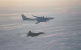 [ẢNH] ‘Chim ăn thịt’ F-22 Mỹ lao lên chặn ‘gấu bay’ Tu-95MS Nga
