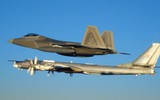 [ẢNH] ‘Chim ăn thịt’ F-22 Mỹ lao lên chặn ‘gấu bay’ Tu-95MS Nga