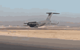 [ẢNH] Vận tải cơ khổng lồ C-17 Mỹ mài bụng tóe lửa tại Afghanistan