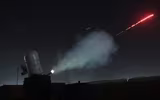 [ẢNH] Hệ thống phòng không Mỹ khai hỏa đỏ rực đánh chặn rocket tại Iraq