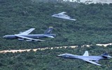 [ẢNH] Bộ ba oanh tạc cơ chiến lược Mỹ bay... cổ vũ trận bóng bầu dục