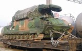 [ẢNH] Lính Trung Quốc nằm dàn hàng để xe chở tên lửa băng qua sát đầu