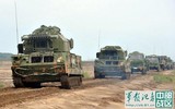 [ẢNH] Lính Trung Quốc nằm dàn hàng để xe chở tên lửa băng qua sát đầu