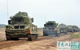 [ẢNH] Lính Trung Quốc nằm dàn hàng để xe chở tên lửa băng qua sát đầu