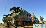 [ẢNH] Lính Trung Quốc nằm dàn hàng để xe chở tên lửa băng qua sát đầu