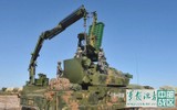 [ẢNH] Lính Trung Quốc nằm dàn hàng để xe chở tên lửa băng qua sát đầu