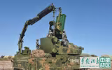 [ẢNH] Lính Trung Quốc nằm dàn hàng để xe chở tên lửa băng qua sát đầu