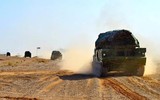 [ẢNH] Lính Trung Quốc nằm dàn hàng để xe chở tên lửa băng qua sát đầu