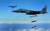 [ẢNH] ‘Đại bàng bất bại’ F-15E Mỹ mạnh ngang máy bay ném bom chiến lược H-6 Trung Quốc