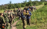 [ẢNH] Quân ly khai dùng súng chống tăng Liên Xô để khoan thủng xe bọc thép Ukraine