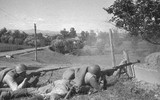 [ẢNH] Quân ly khai dùng súng chống tăng Liên Xô để khoan thủng xe bọc thép Ukraine