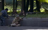 [ẢNH] Quân ly khai dùng súng chống tăng Liên Xô để khoan thủng xe bọc thép Ukraine