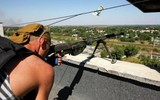 [ẢNH] Quân ly khai dùng súng chống tăng Liên Xô để khoan thủng xe bọc thép Ukraine