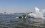 [ẢNH] Tàu pháo bọc thép của Nga vừa có động thái đặc biệt