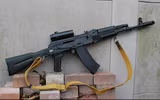 [ẢNH] Ly khai Ukraine bất ngờ có súng trường tấn công AK-103