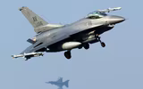 [ẢNH] Phi đội F-16 Mỹ mang tên lửa AIM-120 và AIM-9 tới Biển Đông hội quân