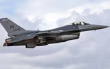 [ẢNH] Phi đội F-16 Mỹ mang tên lửa AIM-120 và AIM-9 tới Biển Đông hội quân