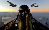 [ẢNH] Phi đội F-16 Mỹ mang tên lửa AIM-120 và AIM-9 tới Biển Đông hội quân