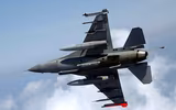 [ẢNH] Phi đội F-16 Mỹ mang tên lửa AIM-120 và AIM-9 tới Biển Đông hội quân