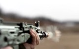 [ẢNH] Sự thật màn đối đầu giữa súng trường tấn công AK-12 Nga và áo giáp Mỹ