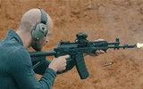 [ẢNH] Sự thật màn đối đầu giữa súng trường tấn công AK-12 Nga và áo giáp Mỹ