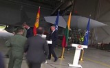 [ẢNH] 'Kiếm sĩ' Su-24M 'đại náo' họp báo của nguyên thủ thành viên NATO