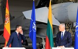 [ẢNH] 'Kiếm sĩ' Su-24M 'đại náo' họp báo của nguyên thủ thành viên NATO