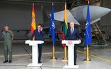 [ẢNH] 'Kiếm sĩ' Su-24M 'đại náo' họp báo của nguyên thủ thành viên NATO