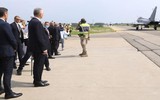 [ẢNH] 'Kiếm sĩ' Su-24M 'đại náo' họp báo của nguyên thủ thành viên NATO