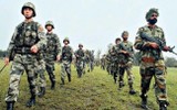 [ẢNH] Trung Quốc mang vũ khí mạnh sau bom hạt nhân lên sát biên giới Ấn Độ tập trận
