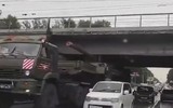 [ẢNH] Pháo tự hành bắn đạn hạt nhân của Nga bị mắc kẹt dưới gầm cầu